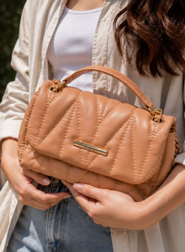 Are You Carrying the Same Handbag Too Often? Signs It’s Time to Switch